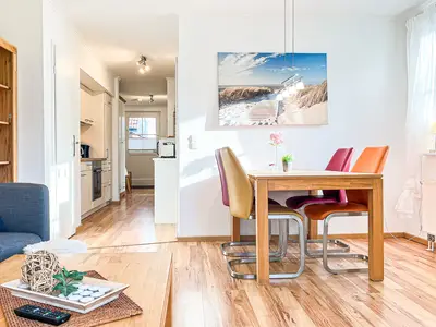 Wohn-und Essbereich mit Blick zum TV