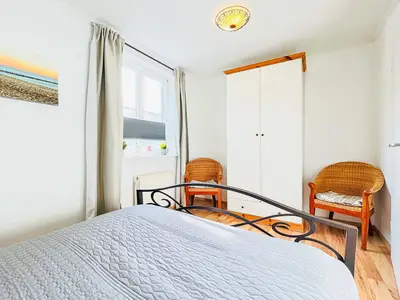 Schlafzimmer mit Doppelbett und Kleiderschrank