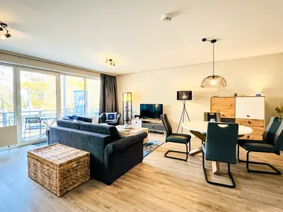 Blick zum Sofa und Essbereich