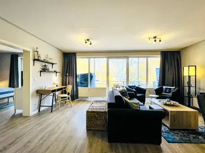 Flur mit Blick ins Wohnzimmer