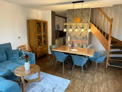 Wohnzimmer mit blick zu Essbereich und Küchenzeile