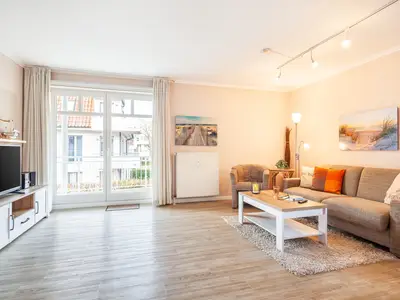 Wohnzimmer mit Blick zum Balkon