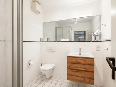 Badezimmer mit Waschbecken und WC