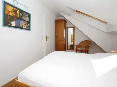 Doppelbett und Kleiderschrank im dritten Schlafzimmer