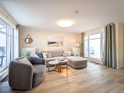 Wohnzimmer mit Zugang zum Süd-Balkon