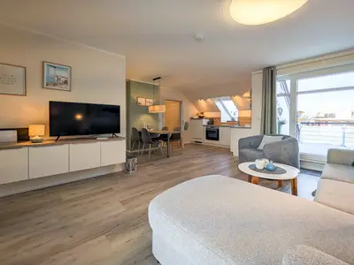 Wohnzimmer mit Zugang zum Nord-Balkon