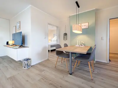 Wohnzimmer mit Blick zu Essbereich und Schlafzimmer