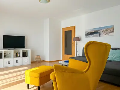 Wohnzimmer mit gemütlichen Sessel