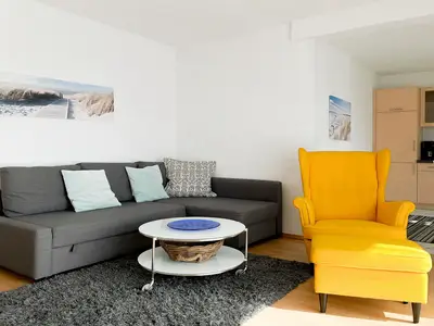 Schlafsofa mit Sessel im Wohnzimmer