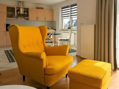 gemütlicher Sessel im Wohnzimmer