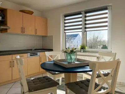 Küchenzeile mit Essbereich