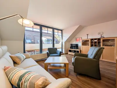 Wohnzimmer mit Zugang zum Balkon