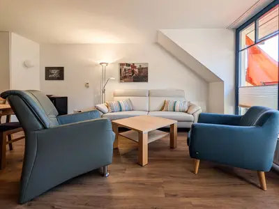 Wohnzimmer mit Sofa und 2 Sesseln