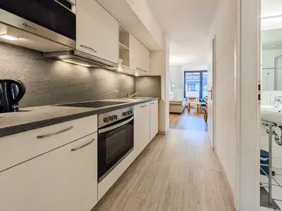 Küchenzeile mit Blick zum Wohnzimmer