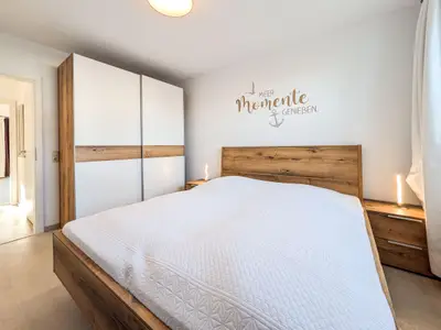 Schlafzimmer mit Doppelbett und Kleiderschrank