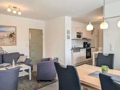 Essbereich mit Blick in die Küche