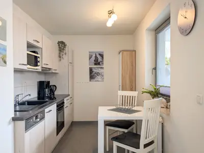 Küchenzeile mit Backofen und Spülmaschine