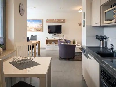 Küche mit Blick zum Wohnbereich