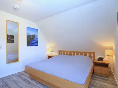 erstes Schlafzimmer mit Doppelbett