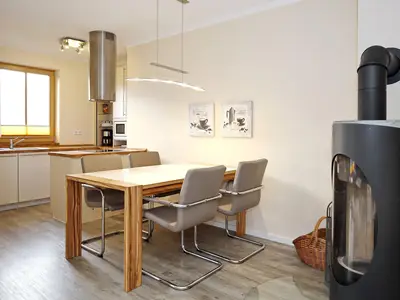 Wohnzimmer mit Essbereich und Kamin
