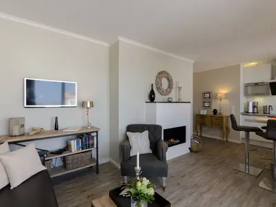 Wohnzimmer mit Sessel und TV