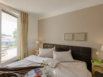 Schlafzimmer mit Blick zum Balkon