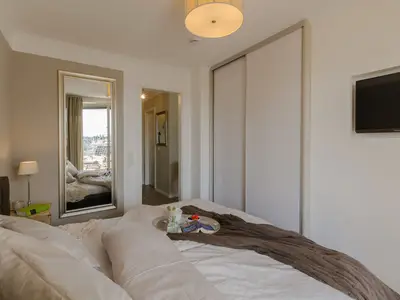 Schlafzimmer mit Doppelbett und Kleiderschrank