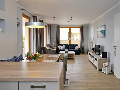 Küche mit Blick ins Wohnzimmer