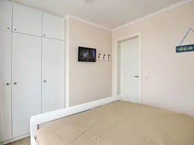 Schlafzimmer mit Doppelbett und Kleiderschrank