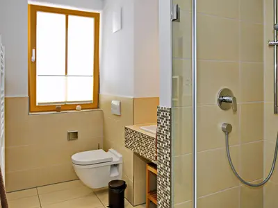 Badezimmer mit Dusche