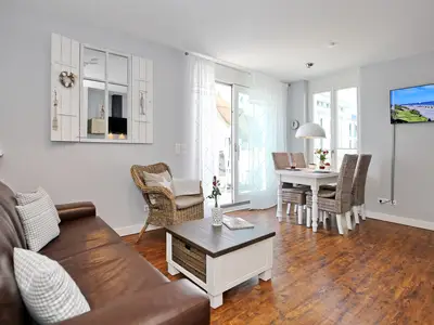 Wohnzimmer mit Schlafcouch und Esstisch