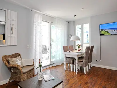 Wohnzimmer mit Esstisch und TV