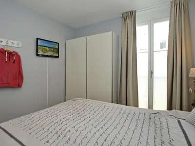 Schlafzimmer mit Doppelbett und Kleiderschrank