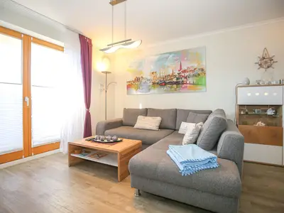 Wohnzimmer mit Zugang zur Terrasse