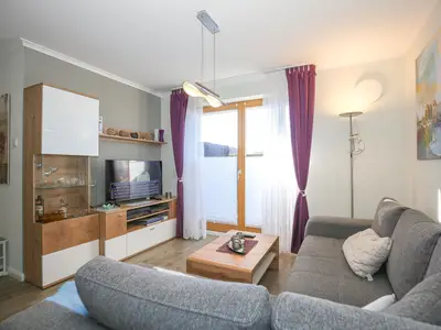 Wohnzimmer mit Anbauwand und TV