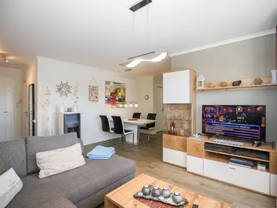 Wohnbereich mit Sitzecke und TV