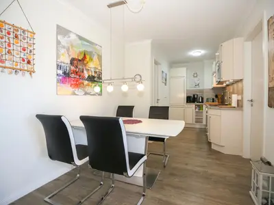 Essbereich mit Blick zur Küche