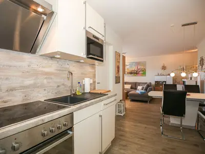 Küche mit Blick zum Essbereich