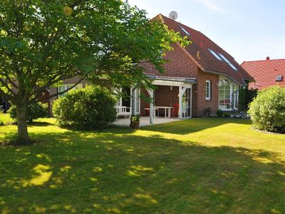 Das Ferienhaus liegt eingebettet in einem sehr schön gestalteten Garten mit Frühstücksterrassen für jede Wohnung