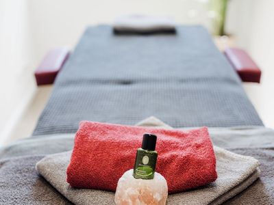 Gemütliche Massageliege im Massageraum (kann kostenpflichtig gebucht werden)