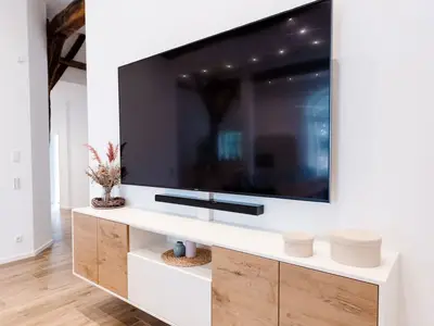 Großer Fernseher im Wohnraum der Ferienwohnung
