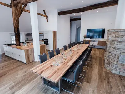 Wohnzimmer mit Esstisch der Ferienwohnung Weitblick