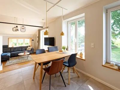 Essberecih mit Blick in den Garten