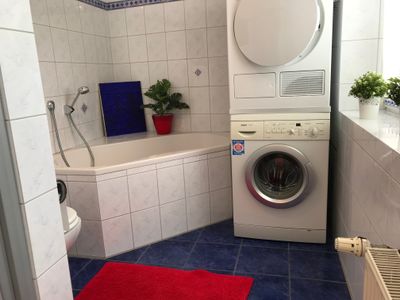 Auch eine Badewanne sowie Waschmaschine und Trockner stehe im Badezimmer zur Verfügung