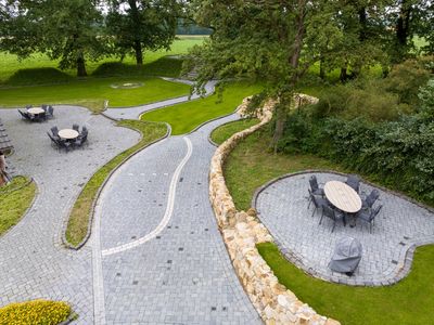 Blick in den schönen Garten mit Rasen und Natursteinen