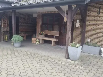 Außenansicht Eingang der Ferienwohnung mit großem Dachüberstand