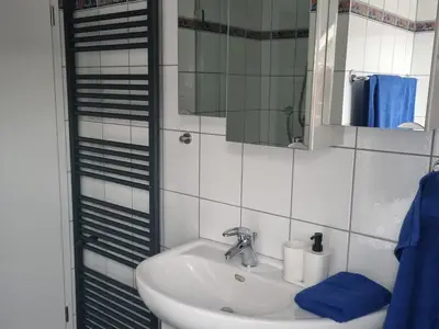 Helles Badezimmer mit Spiegelschrank