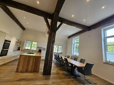 Küche mit Esstisch in der Ferienwohnung