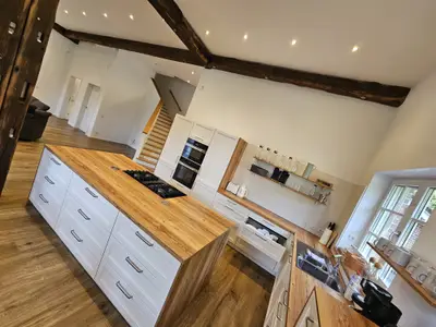 Die große und helle Küche mit Blick auf die Treppe