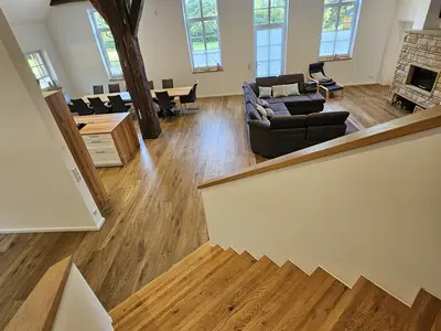 Blick von der Treppe in den großen Wohnraum im Erdgeschoss